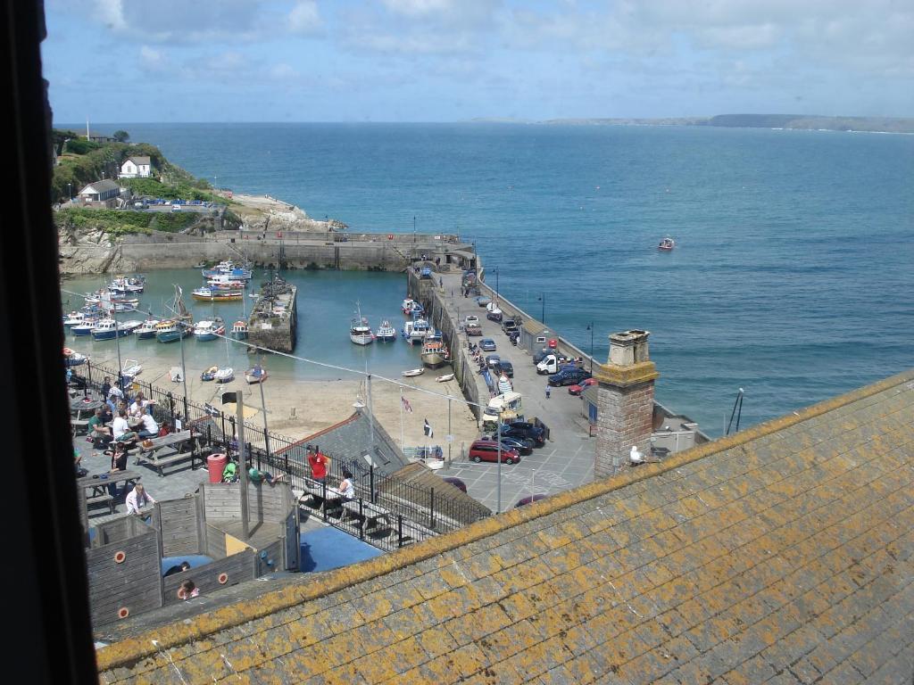 Cliff House 3* New Quay